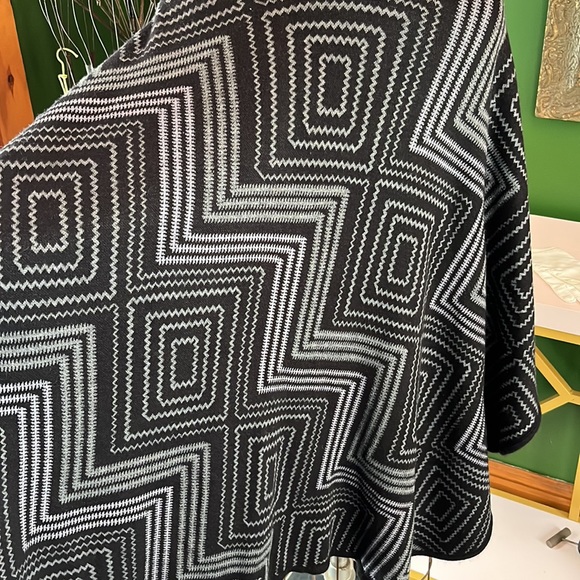 Black and silver wrap. Acrylic. Excellent condition. - Picture 4 of 6